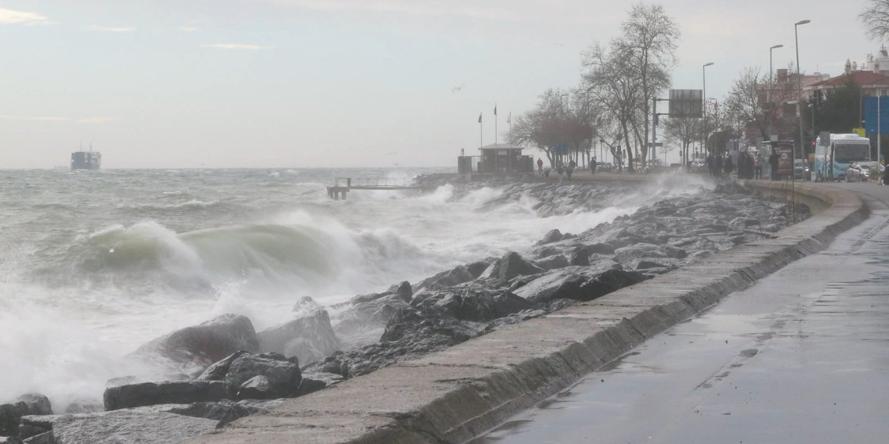 Fırtınanın Etkisiyle Sahillerde Dev Dalgalar Oluştu