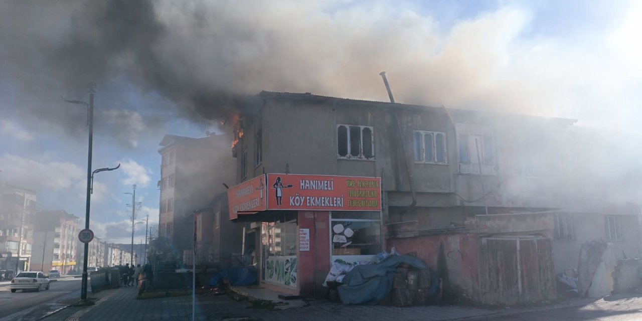 Sivas'ta İki Katlı Binanın Çatısında Yangın