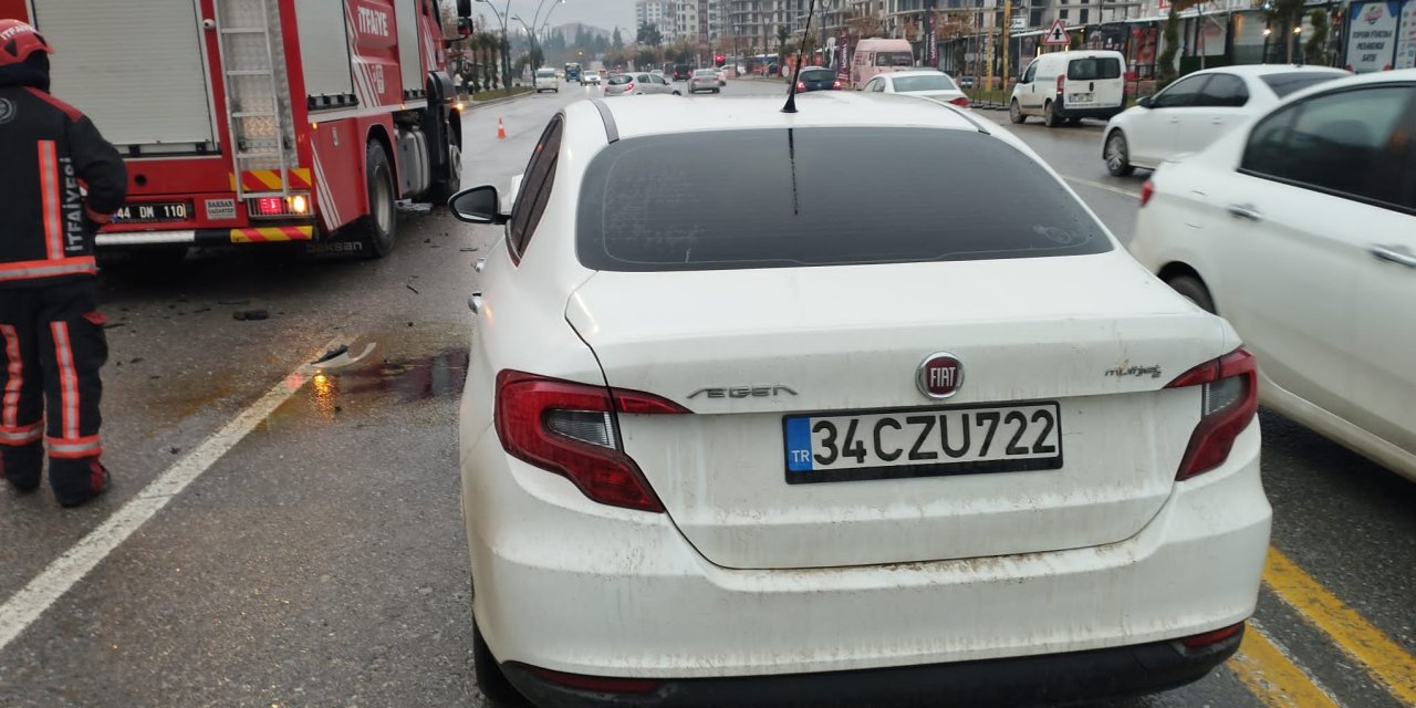 Malatya'da Hafif Ticari Araç İle Otomobil Çarpıştı: 1 Ölü, 1 Yaralı