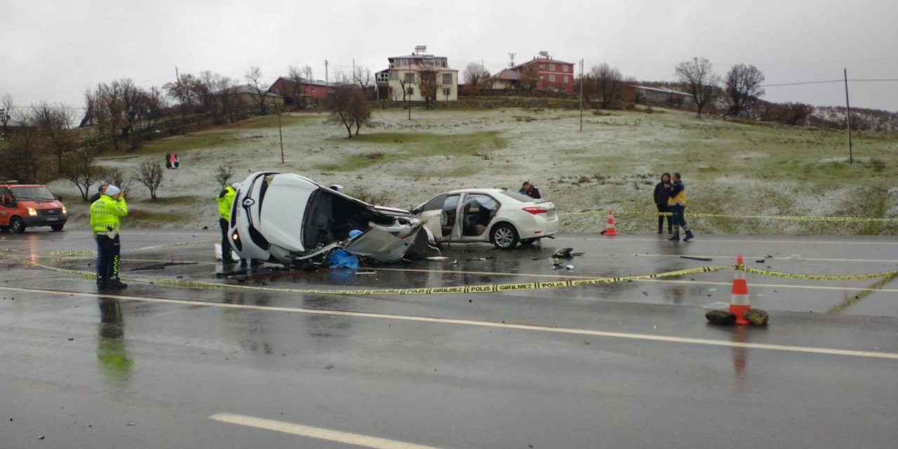 Bingöl’de Otomobiller Çarpıştı: 1 Ölü, 4 Yaralı