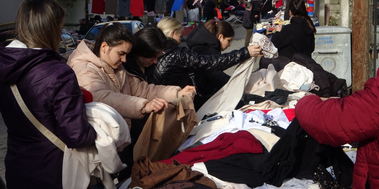 Sokak Hayvanları İçin Pazarda Gönüllü Satış Yapıyorlar