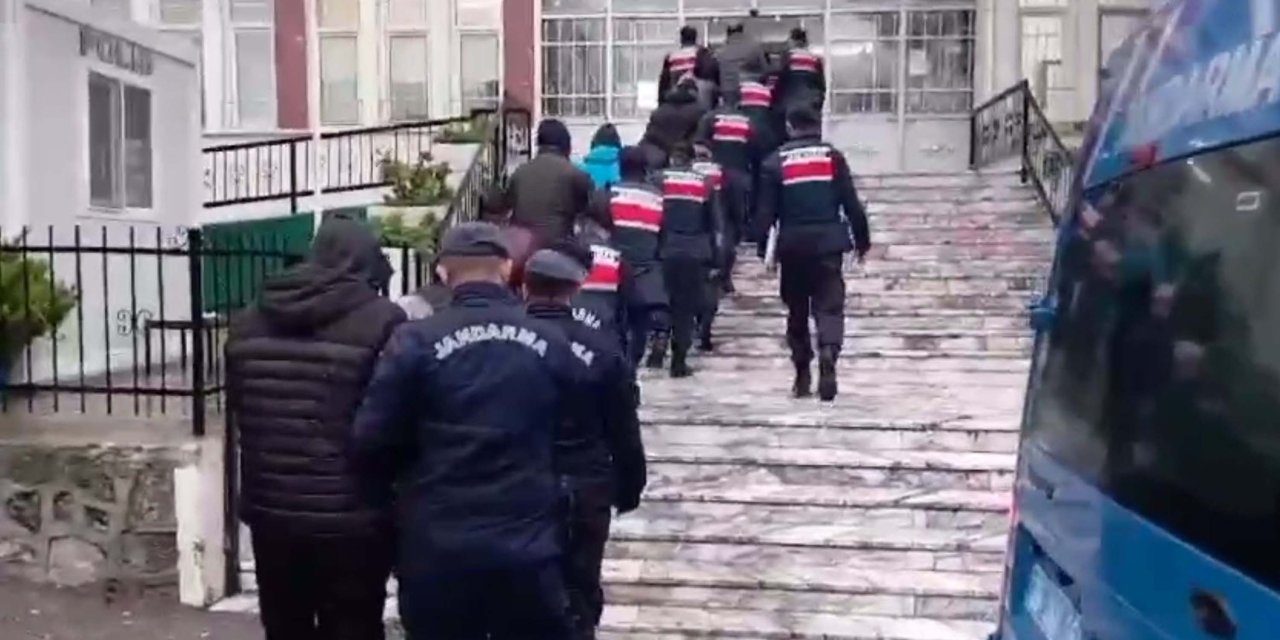 İzmir'de 173 Kaçak Göçmen Yakalandı; 15 Organizatöre Tutuklama