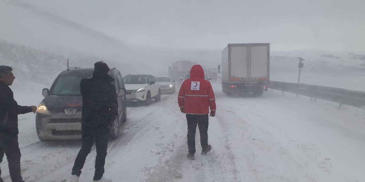 Karda Mahsur Kalanlara Türk Kızılay'dan Yiyecek- İçecek İkramı