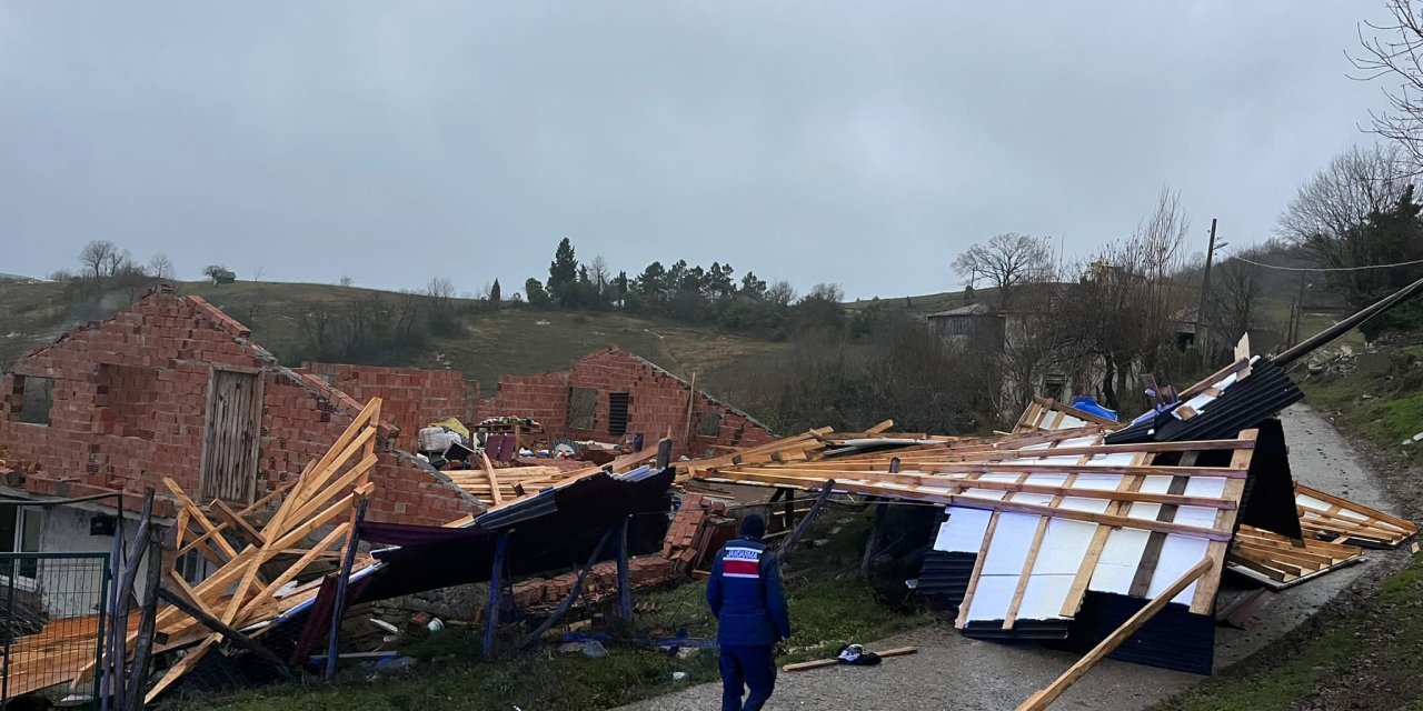 Amasra'da Fırtına; Balıkçı Tekneleri İle Destek Gemileri Limana Çekildi (2)