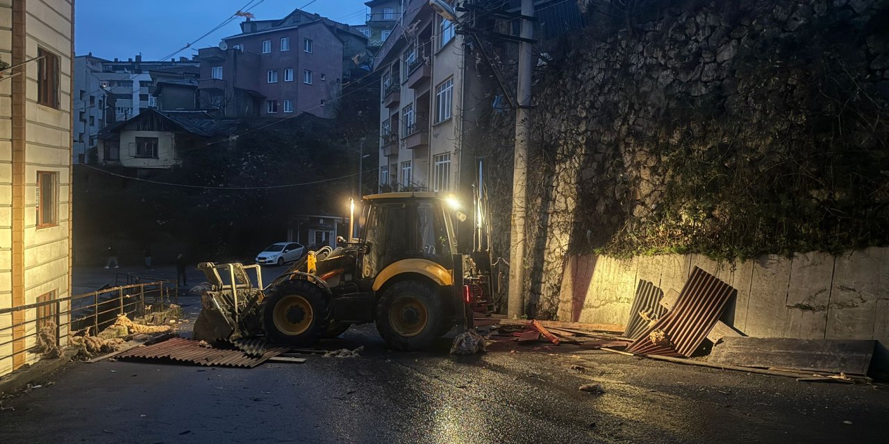 Zonguldak'ta Fırtına; Çatılar Uçtu, Denizde Büyük Dalgalar Oluştu
