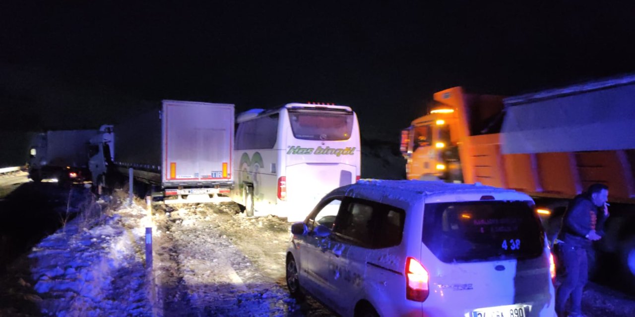 Bingöl'de Yolcu Otobüsü İle 2 Tır Çarpıştı: 8 Yaralı