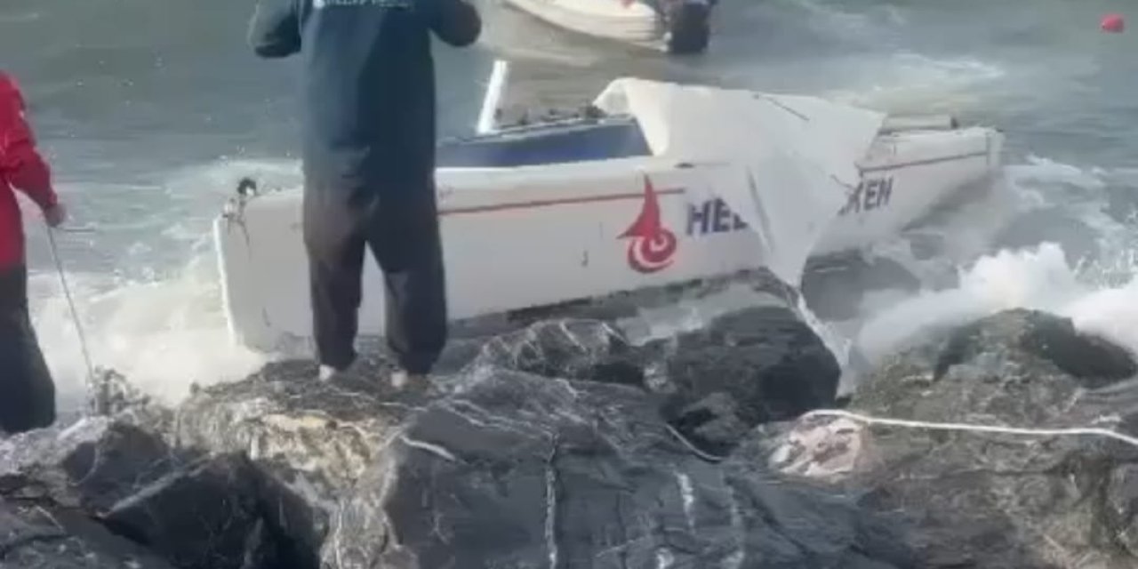 Kadıköy'de Fırtınada Sürüklenen Tekneyi Kurtarma Çalışmaları Kamerada