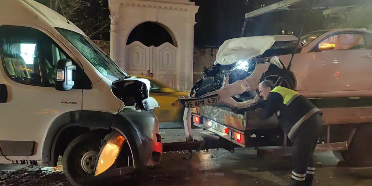 Beşiktaş'ta Otomobil İle Servis Minibüsü Çarpıştı: 9 Yaralı