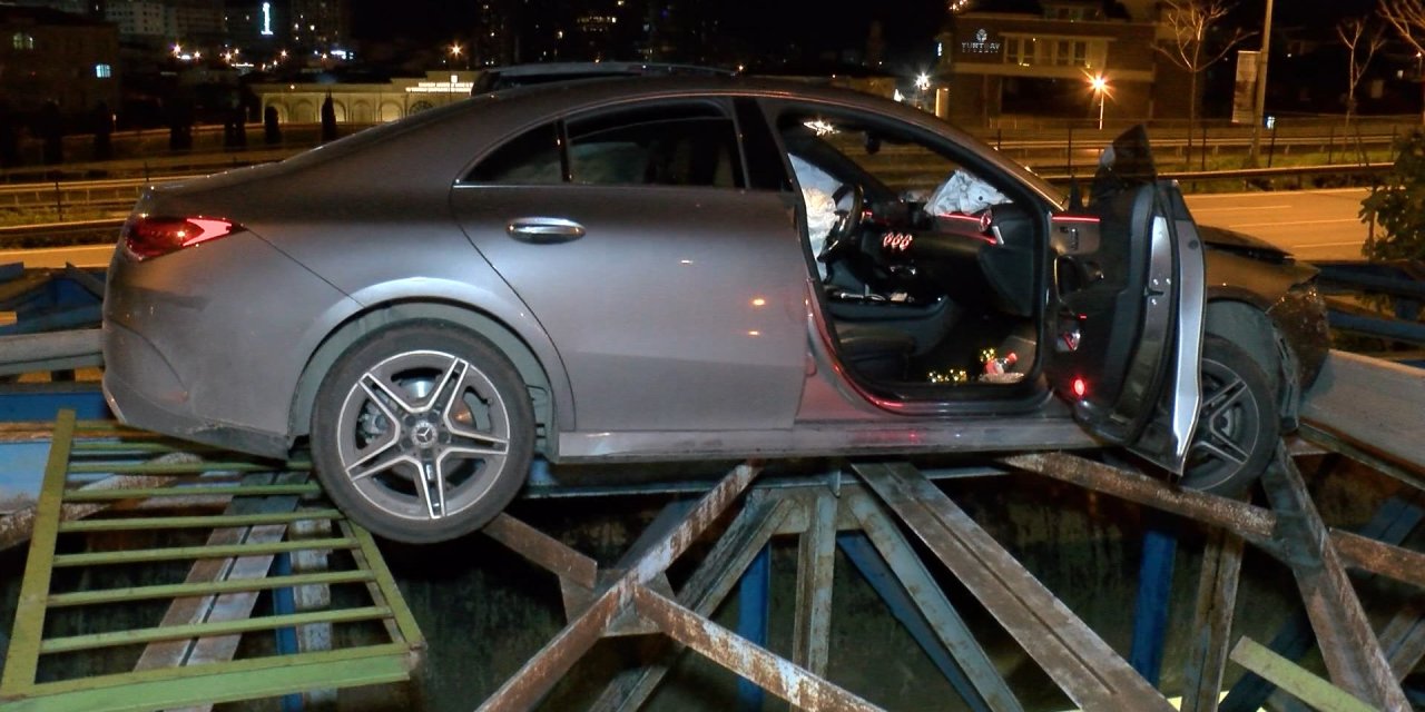 Üsküdar'da Alkollü Sürücünün Kullandığı Otomobil Köprü Arasında Askıda Kaldı
