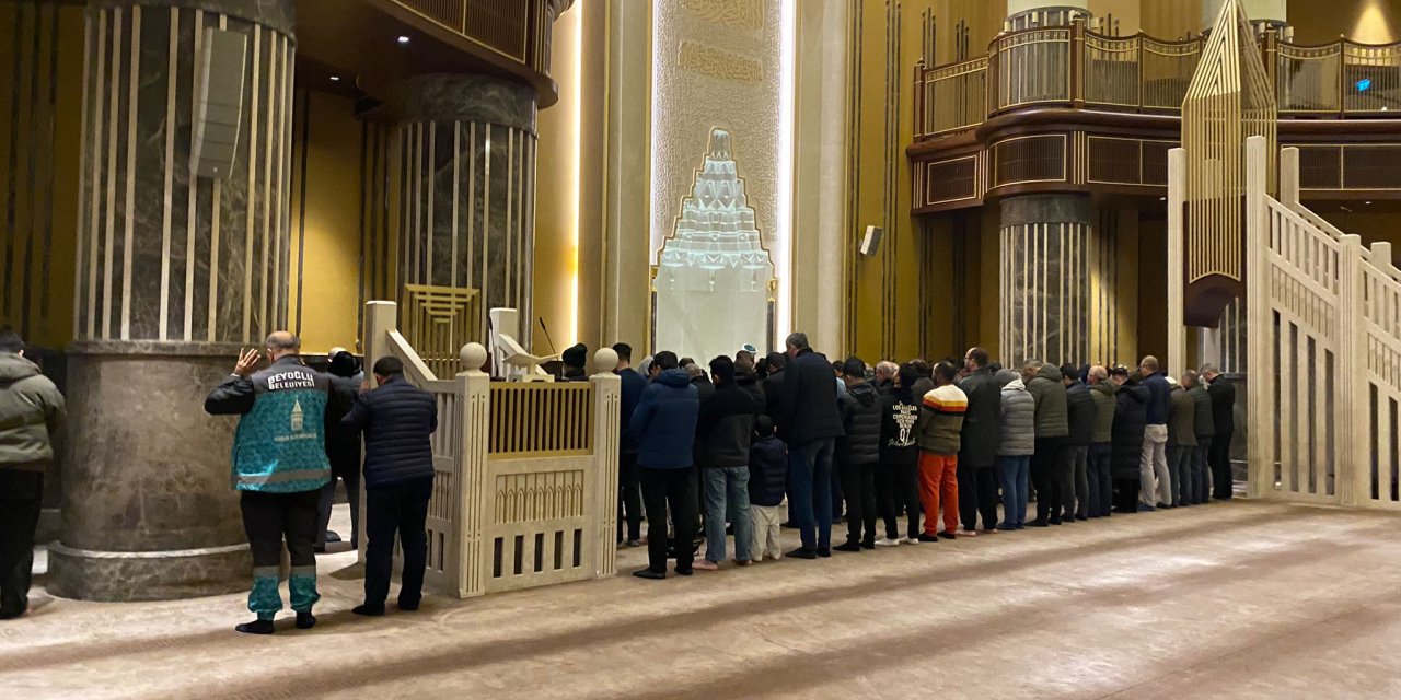 İstanbul'da Şehitler İçin Camilerde Dua Edildi
