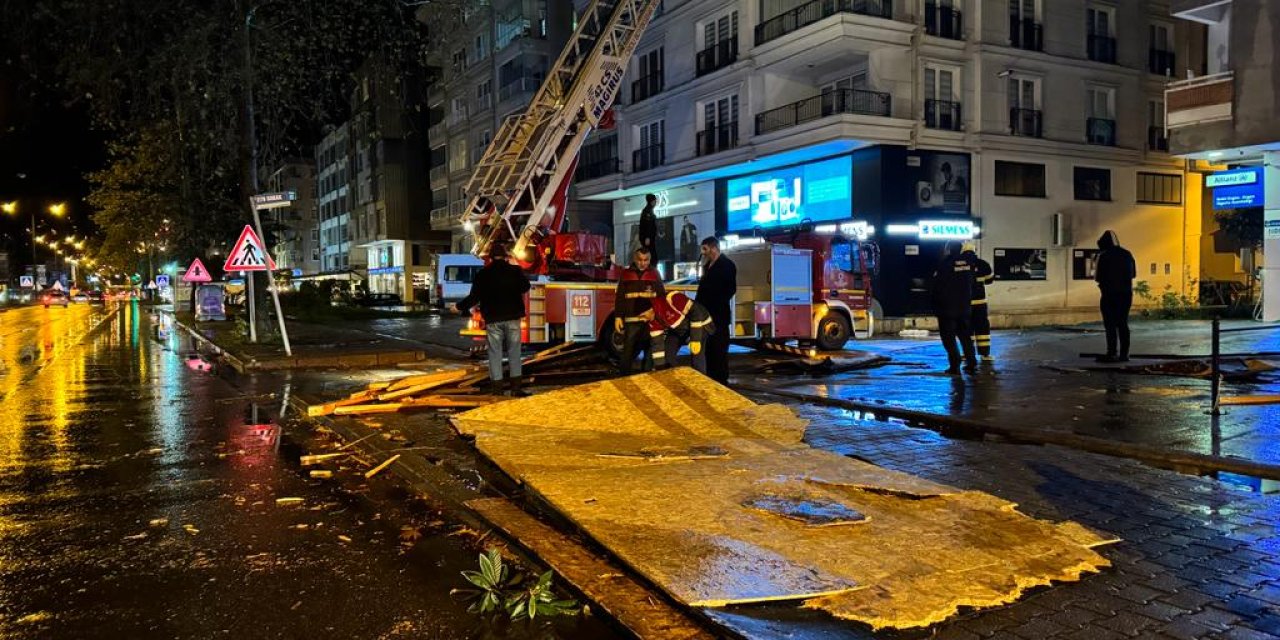 Ordu'da Fırtına Ve Sağanak; Çatılar Uçtu, Ağaçlar Devrildi