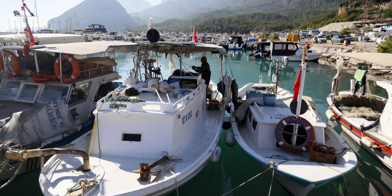 Antalya Körfezi'ndeki Kirlilik Balıkçıları Vurdu; Ağları Boş Dönüyorlar