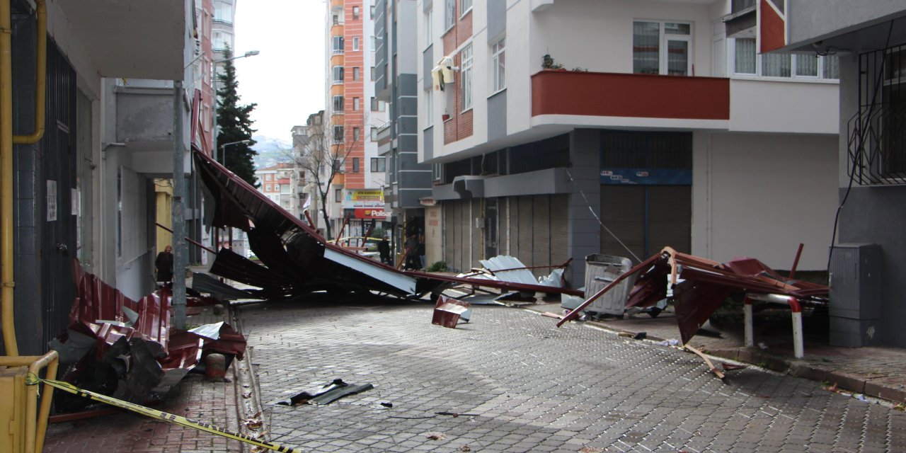 Samsun'da Kuvvetli Rüzgar; 12 Katlı Binanın Çatısı Uçtu