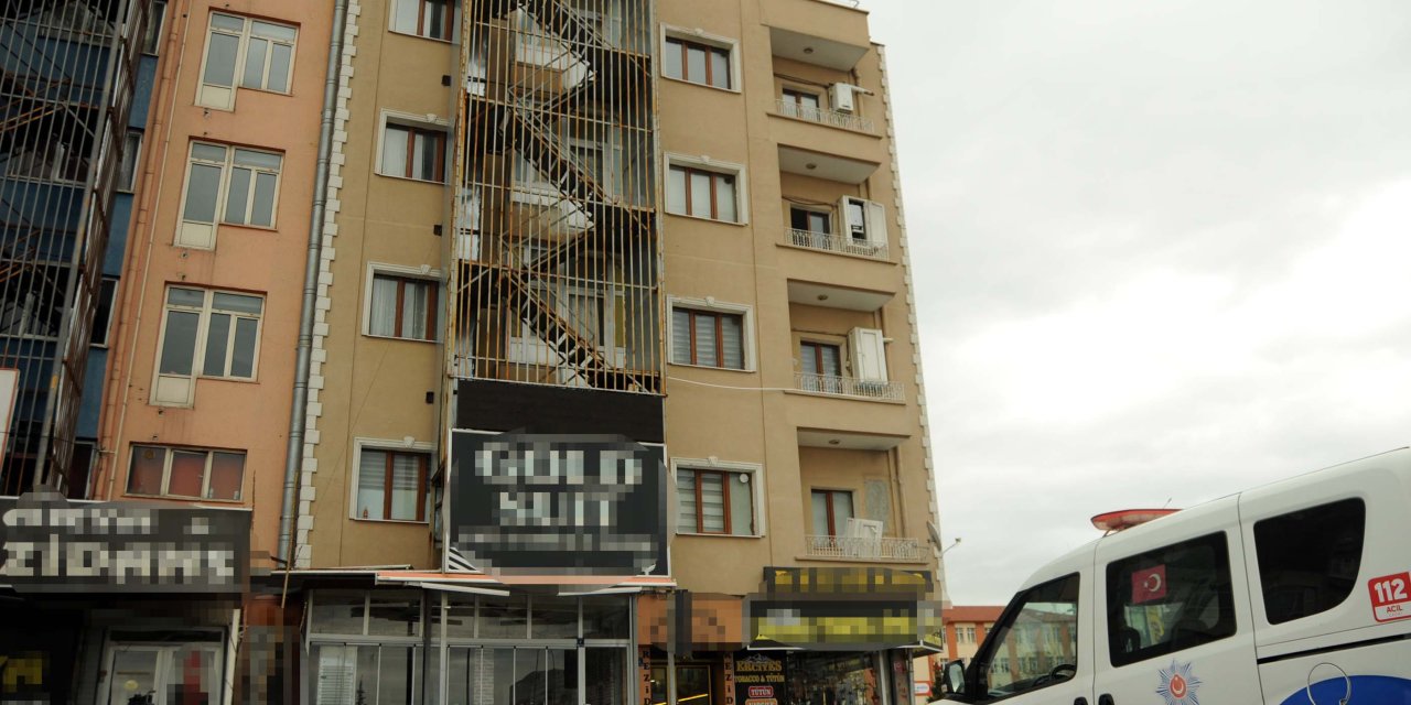 Dairesinde Ölü Bulundu