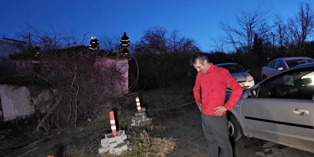 Yangından Son Anda Kurtuldu, Evin Yanışını Gözyaşlarıyla İzledi