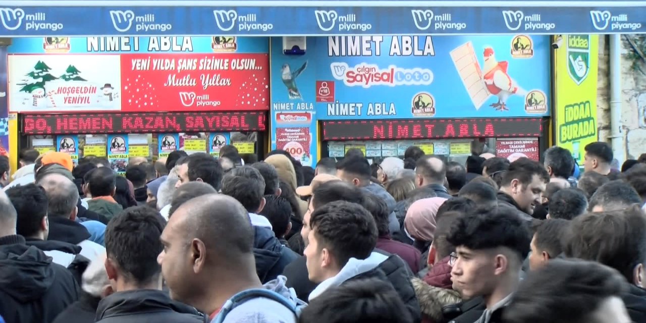 Eminönü'nde Metrelerce Uzanan Yılbaşı Bileti Kuyruğu