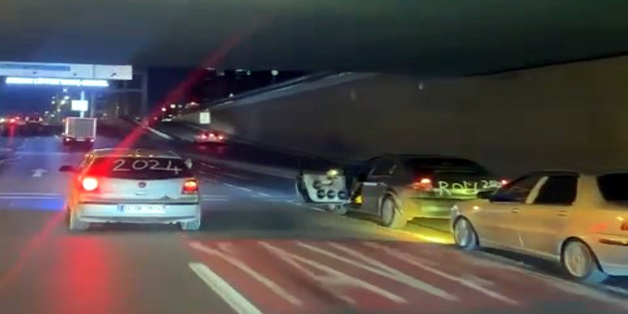 Beylikdüzü'nde Trafikte Kapısı Açık Otomobille Tehlikeli Yeni Yıl Kutlaması