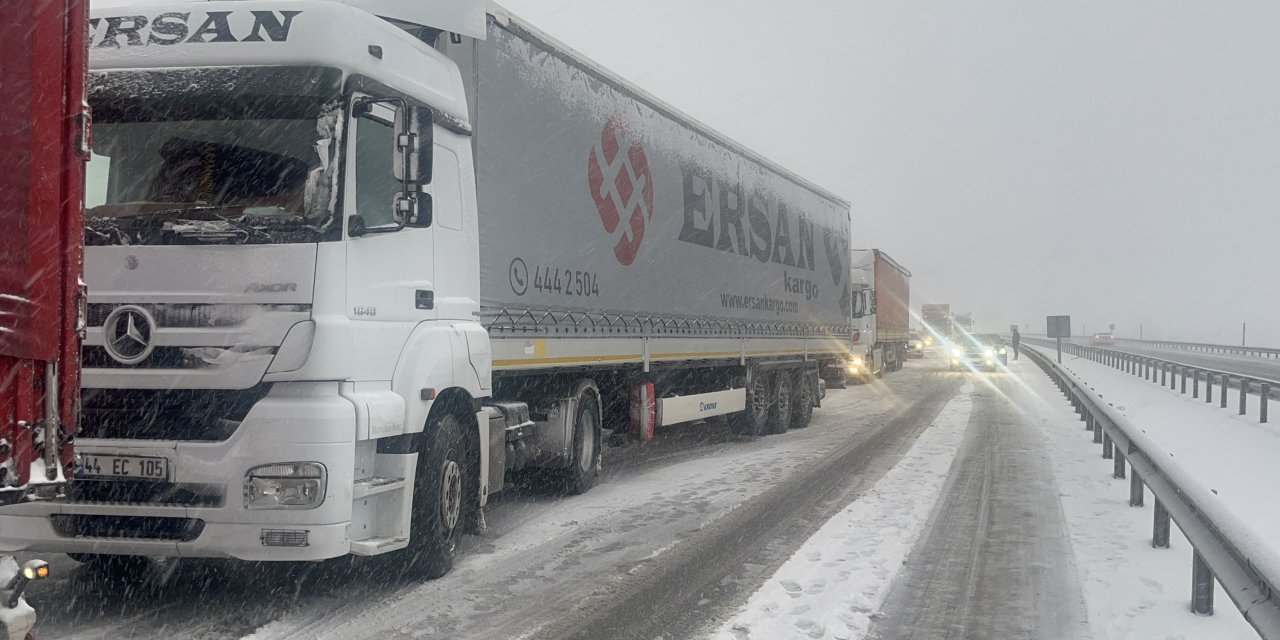 Sivas'ta Yoğun Kar Yağışı Trafikte Aksamalara Neden Oldu