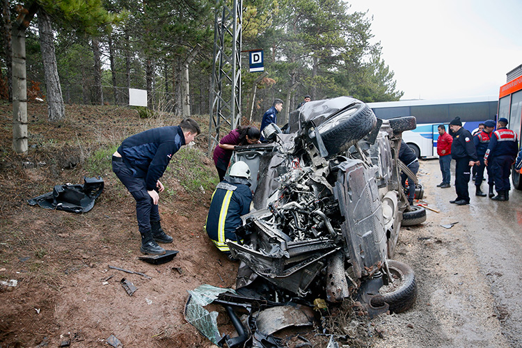 Eskişehir'de zincirleme trafik kazasında 12'si asker 14 kişi yaralandı