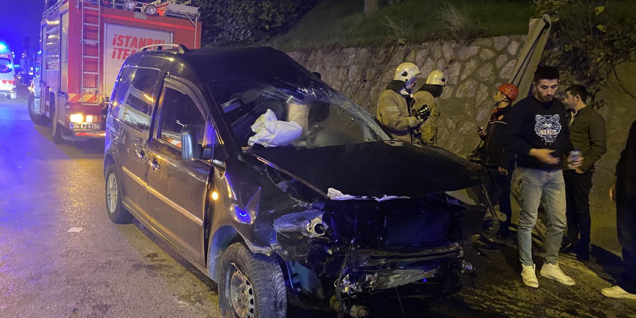 Kadıköy'de Otomobile Çarpan Araç Bariyerlere Vurdu; Sürücüyü İtfaiye Kurtardı