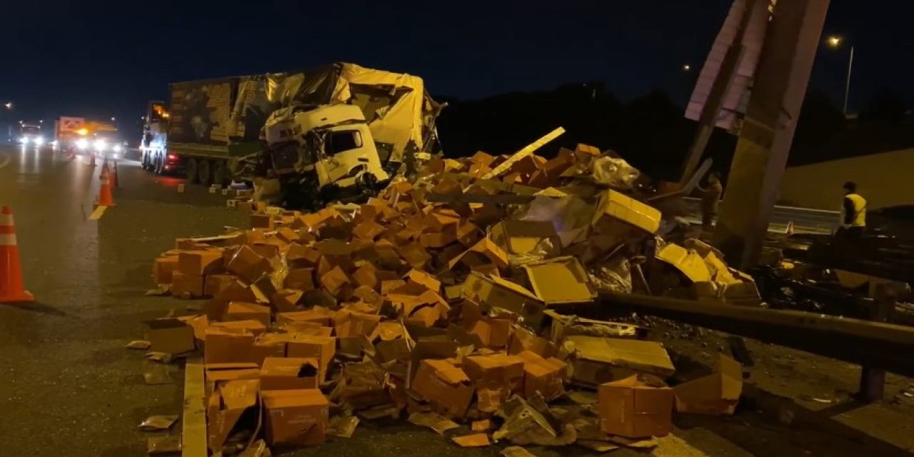 Pendik'te Kuruyemiş Yüklü Tır Bariyerlere Çarptı: 1 Yaralı