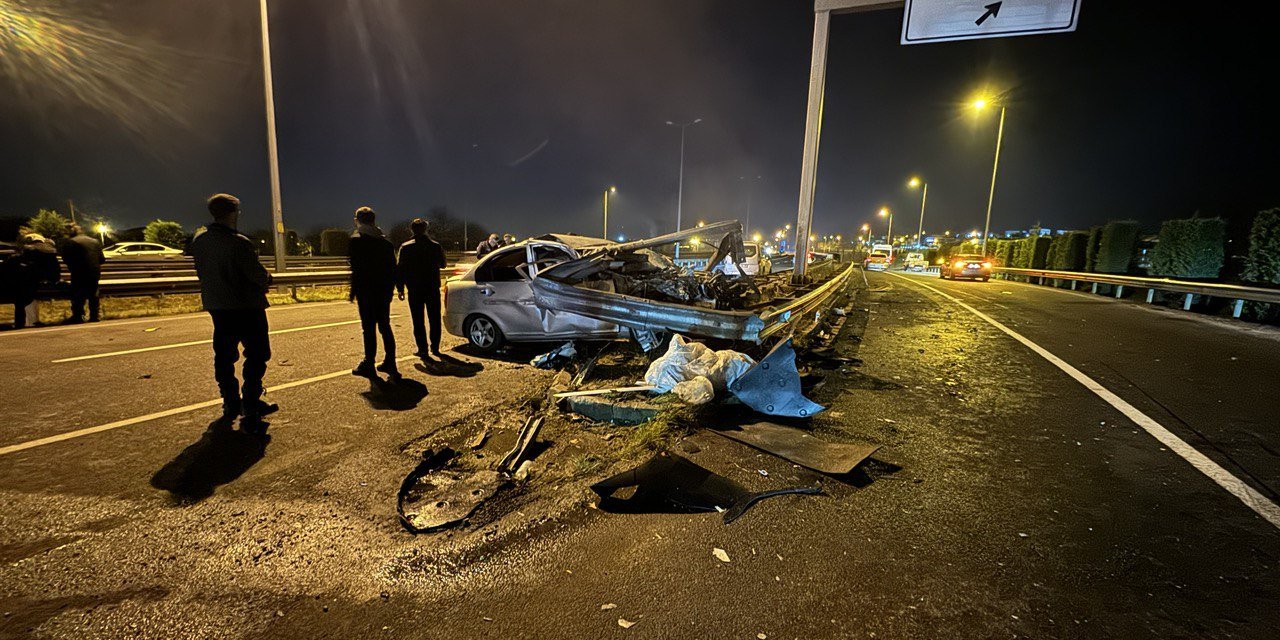 Otomobil Bariyerlere Çarptı: 1 Ölü, 1 Yaralı