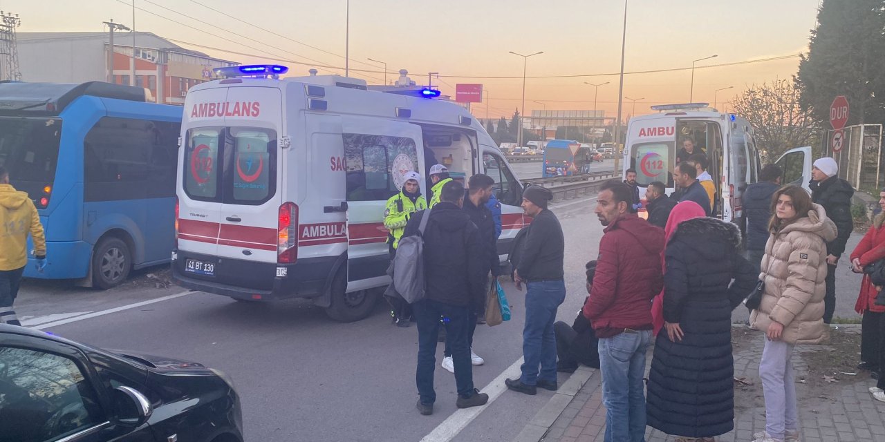 Bariyerlere Çarpan Minibüsteki 15 Yolcu Yaralandı