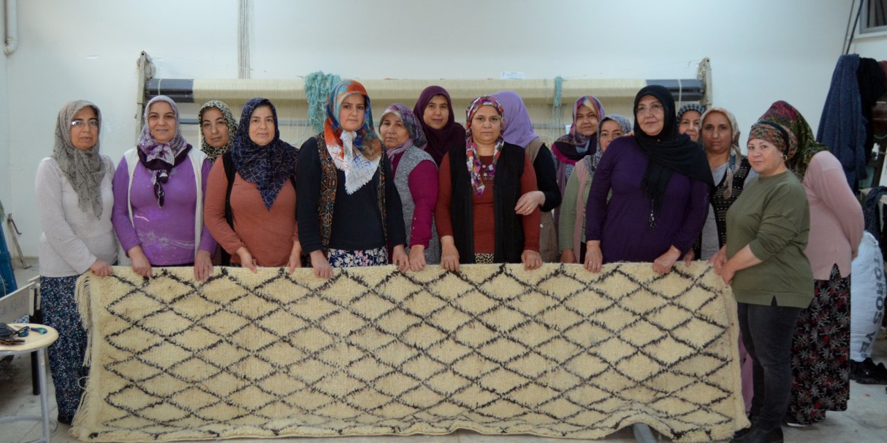 Aksaray'da Kadınların Dokuduğu Türk Motifli Halılar, Yurt Dışına İhraç Ediliyor