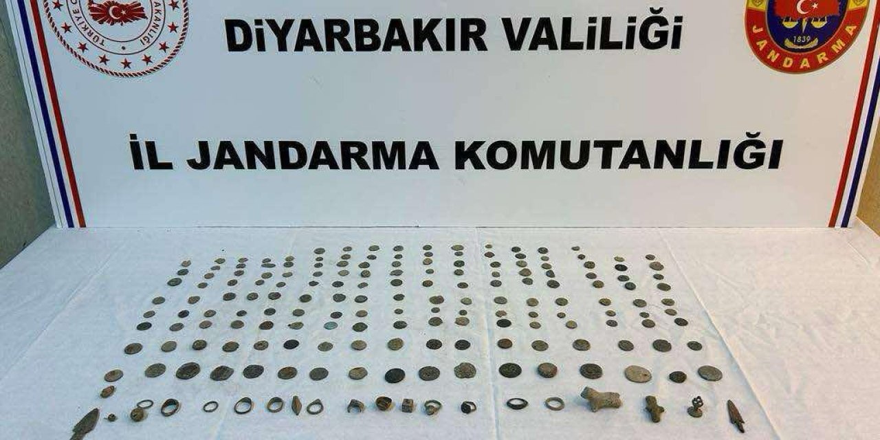 Diyarbakır'da 181 Tarihi Obje Ele Geçirildi; 2 Gözaltı