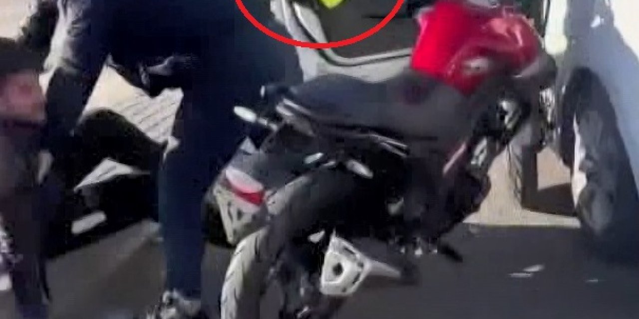 Otomobiline Çarpan Motosikletliyi Kaskıyla Darbetti; O Anlar Kamerada