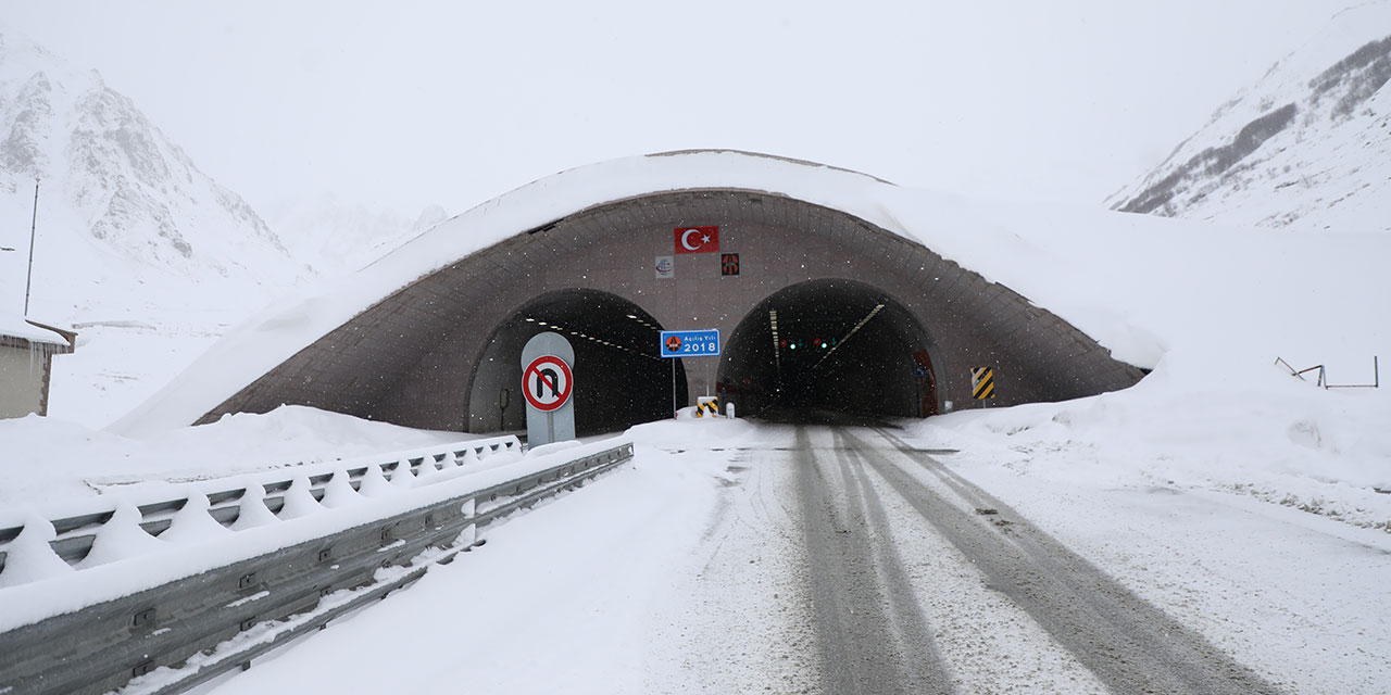 Rize-Erzurum kara yolundaki Ovit Tüneli ulaşıma kapandı