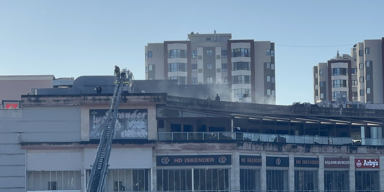 Pendik'te Avm'de Restoranın Bacası Yandı