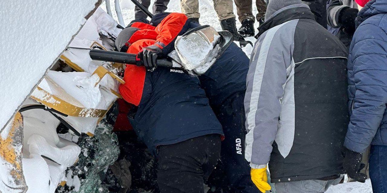 Ağrı'da İş Makinesi Uçuruma Yuvarlandı: 4 Ölü