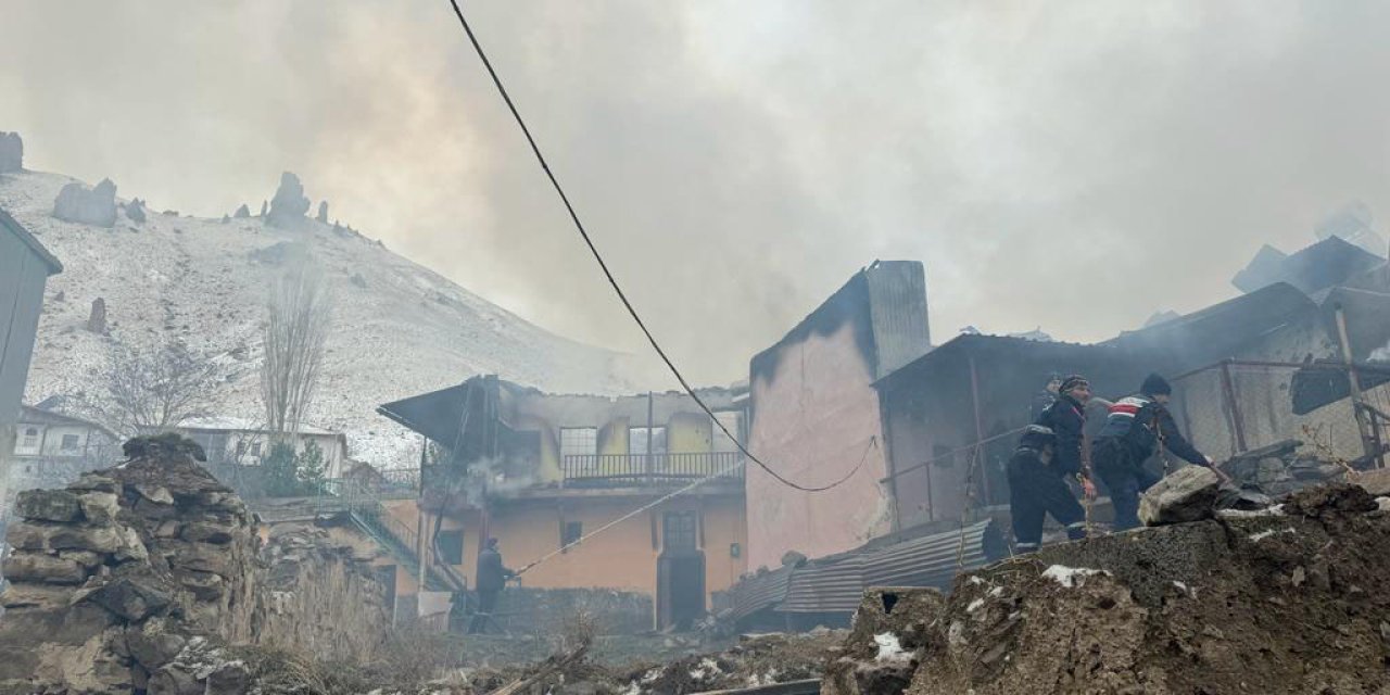 Balkona Bırakılan Kovadaki Közden Yangın Çıktı; 5 Ev Kullanılamaz Hale Geldi