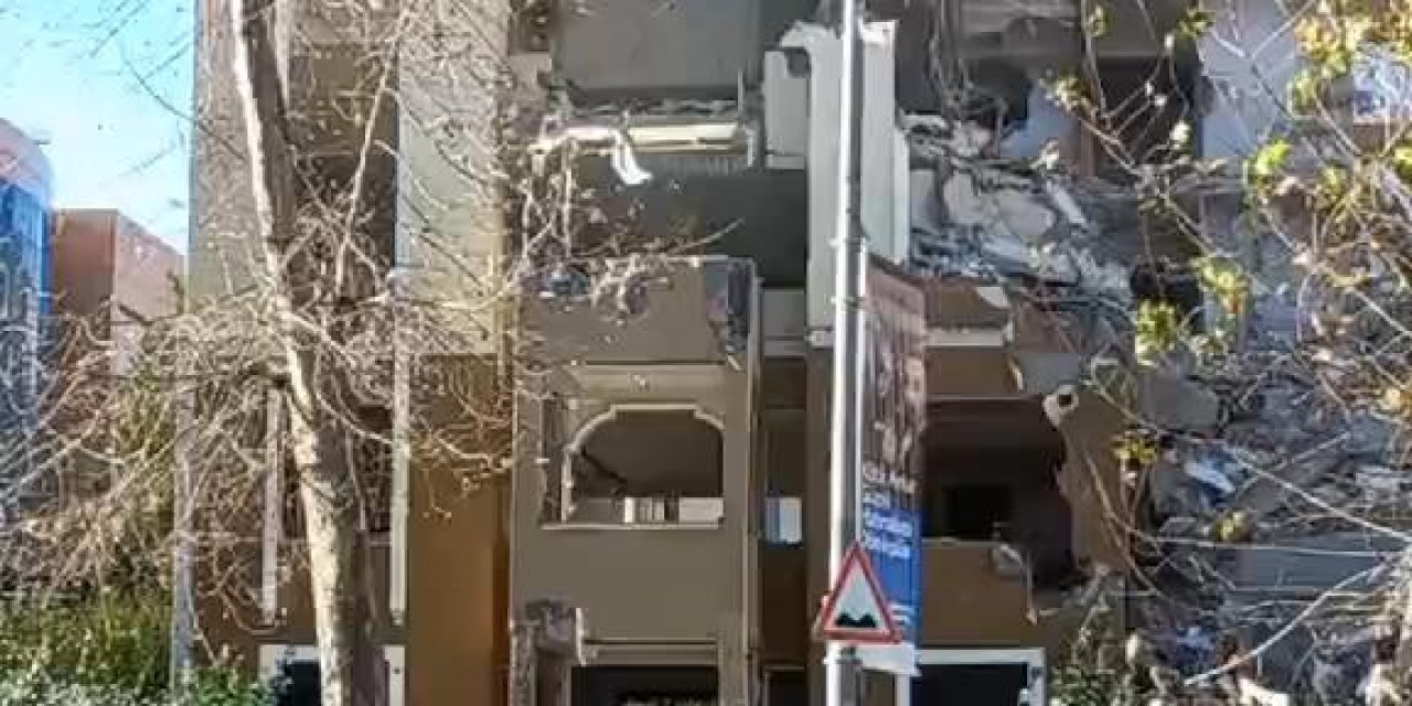 Esenyurt'ta  Yıkım Sırasında Bina Caddeye Çöktü -1