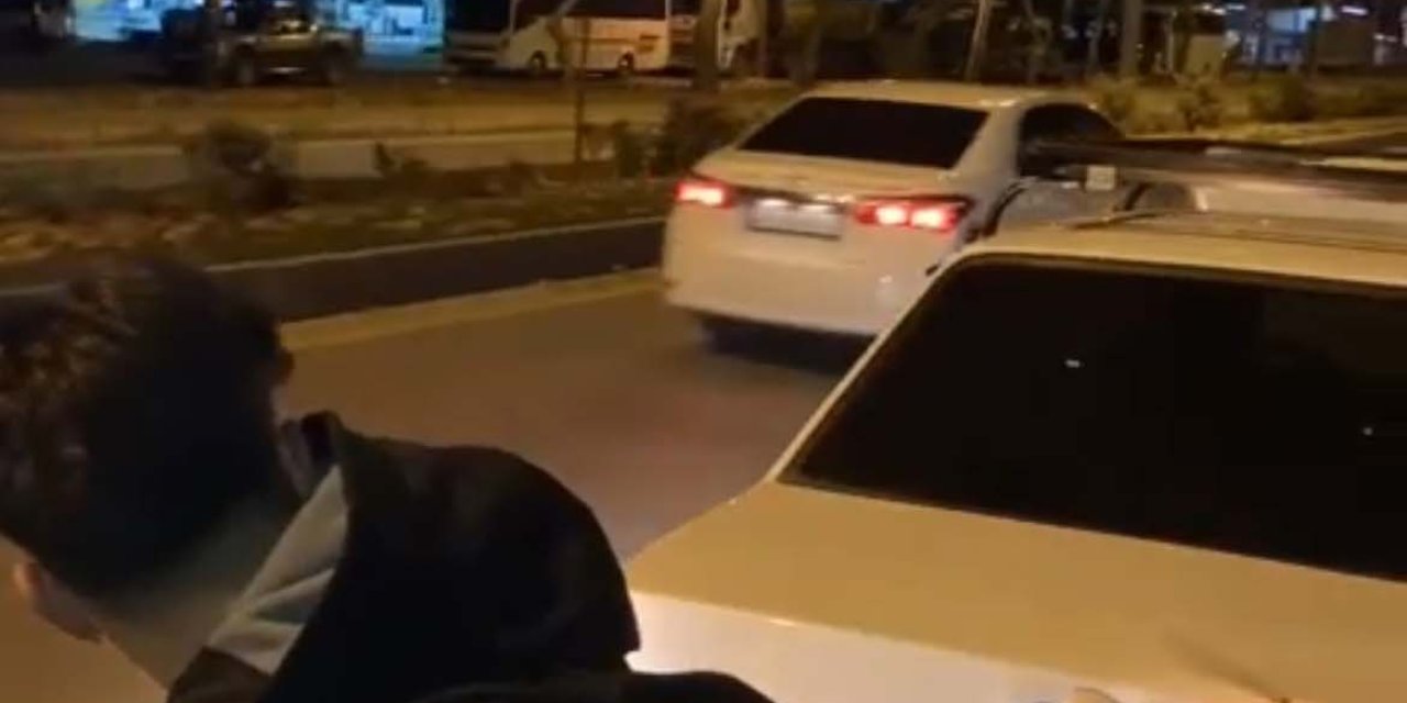 Muğla'da 2 Otomobilin Arasına Uzanarak Yapılan Yolculuğa Ceza
