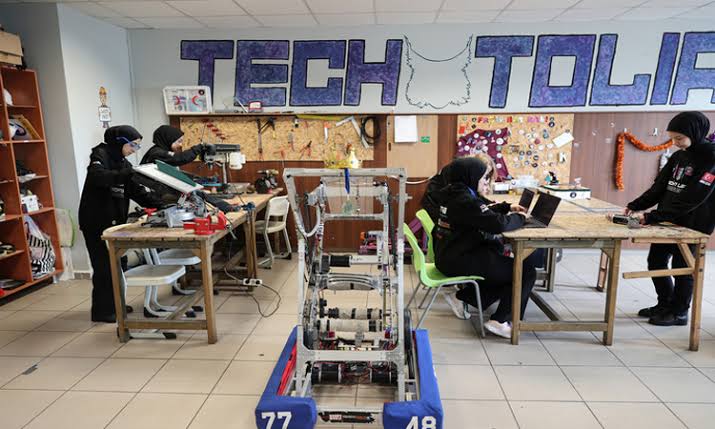 İmam hatipli kızlar Amerika'daki robot yarışmasında Türkiye'yi temsil edecek