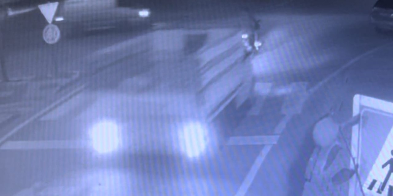 Kamyonetin Çarptığı Motosikletteki 2 Kişi Yaralandı; Kaza Anı Kamerada