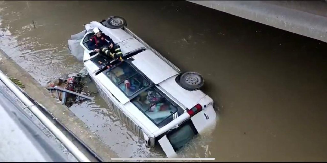 Karabük'te Çaya Devrilen Minibüsün Sürücüsünü İtfaiye Kurtardı