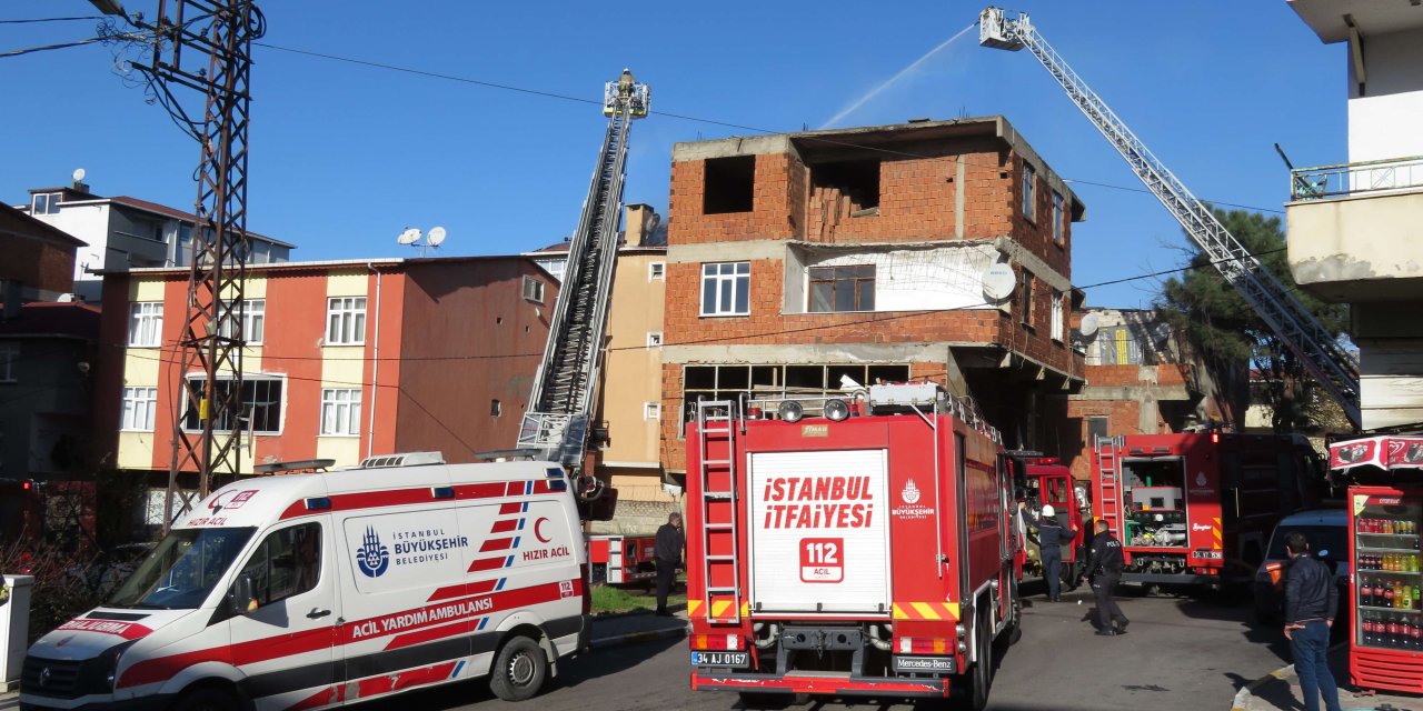 Sultanbeyli'de 3 Katlı Binanın Çatısı Alev Alev Yandı