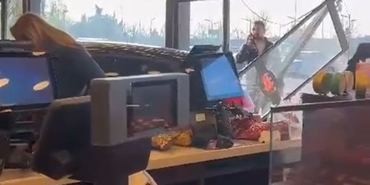 Sürücünün Fren Yerine Gaza Bastığı Otomobil, Markete Girdi; 2 Yaralı