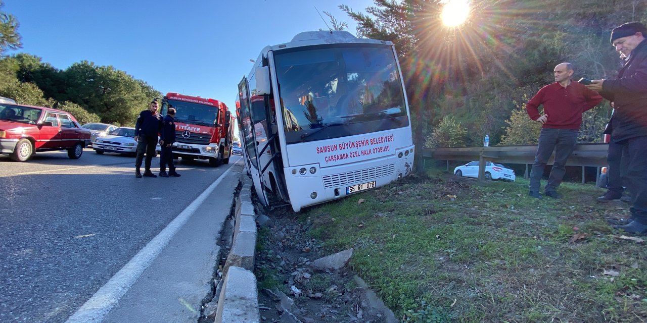 Samsun'da Lastiği Patlayan Halk Otobüsü Refüje Çıktı; 1 Yaralı