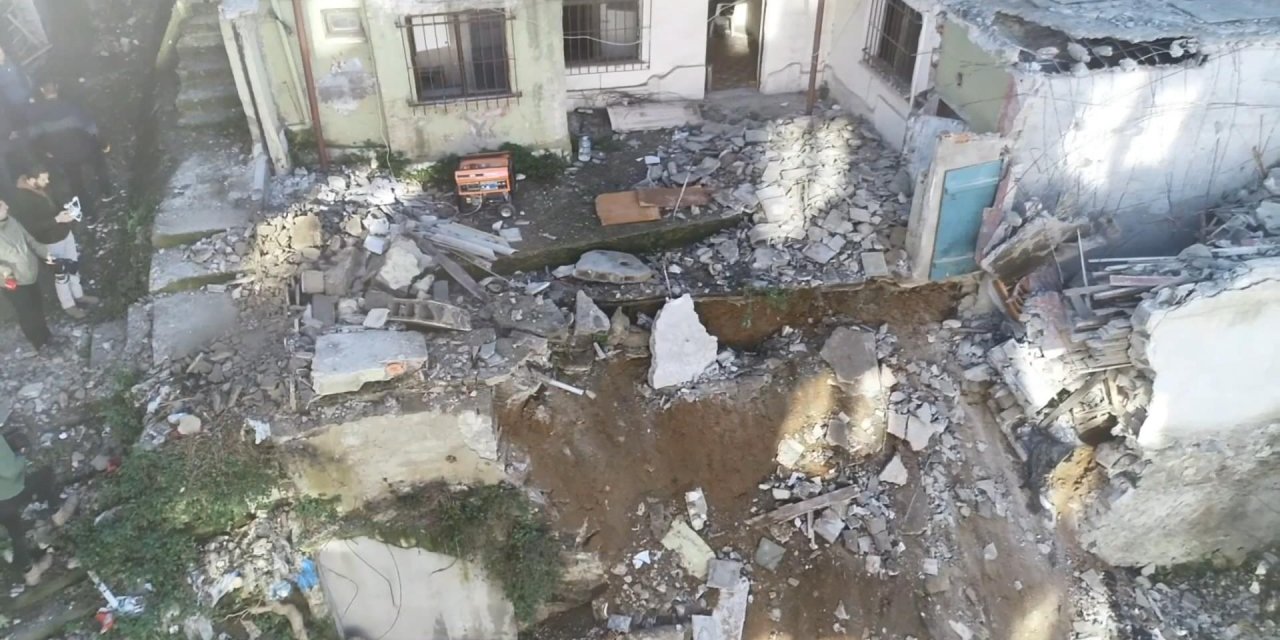 Eyüpsultan'da Beton Parçaları Çocuk Parkına Düştü