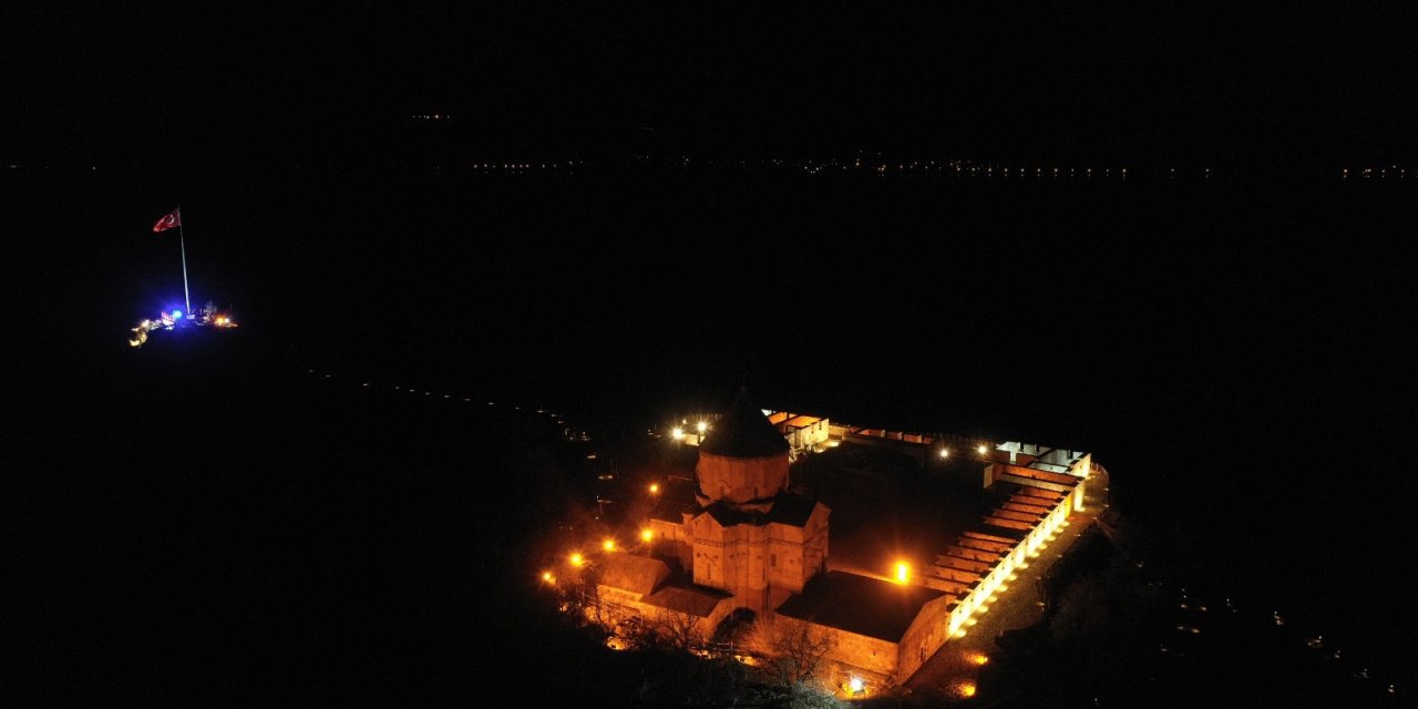 Akdamar Adası Işıklandırıldı