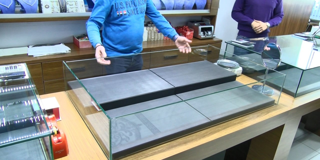 Büyükçekmece'de Kuyumcudan 13 Milyon Lira Değerinde Ziynet Eşyası Çaldılar