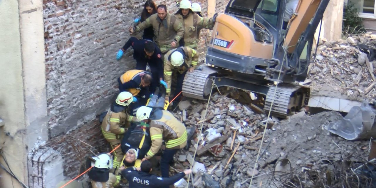 Ek Fotoğraf //  Kadıköy'de Yıkım Sırasında İşçi Molozların Altında Kaldı