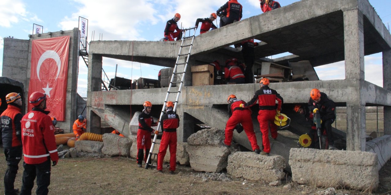 7.9 Büyüklüğündeki 1939 Depreminin Yıl Dönümünde Erzincan'da Tatbikat