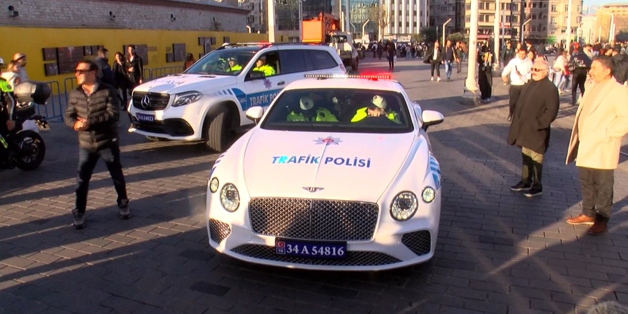 Suç Örgütlerinden Emniyete Geçen Araçlara Taksim Meydanı'nda Yoğun İlgi