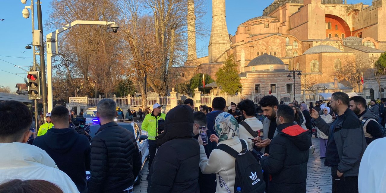 Ayasofya'daki Lüks Polis Araçları Yoğun İlgi Çekti