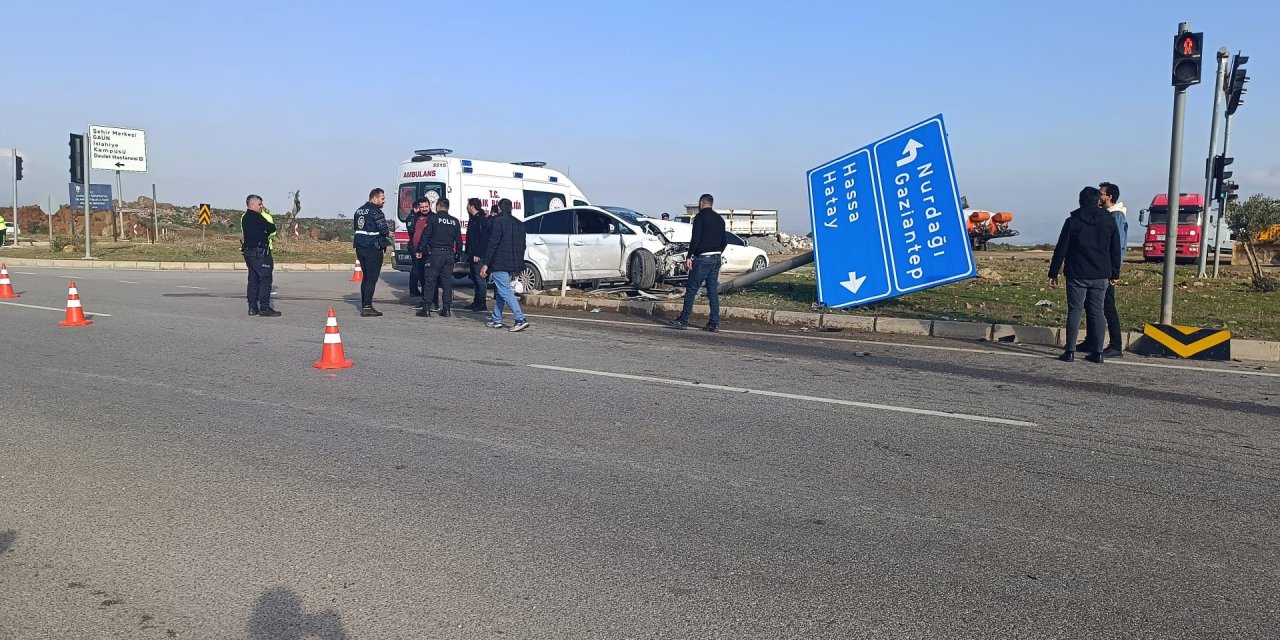 Gaziantep'te İki Otomobil Çarpıştı: 4 Yaralı